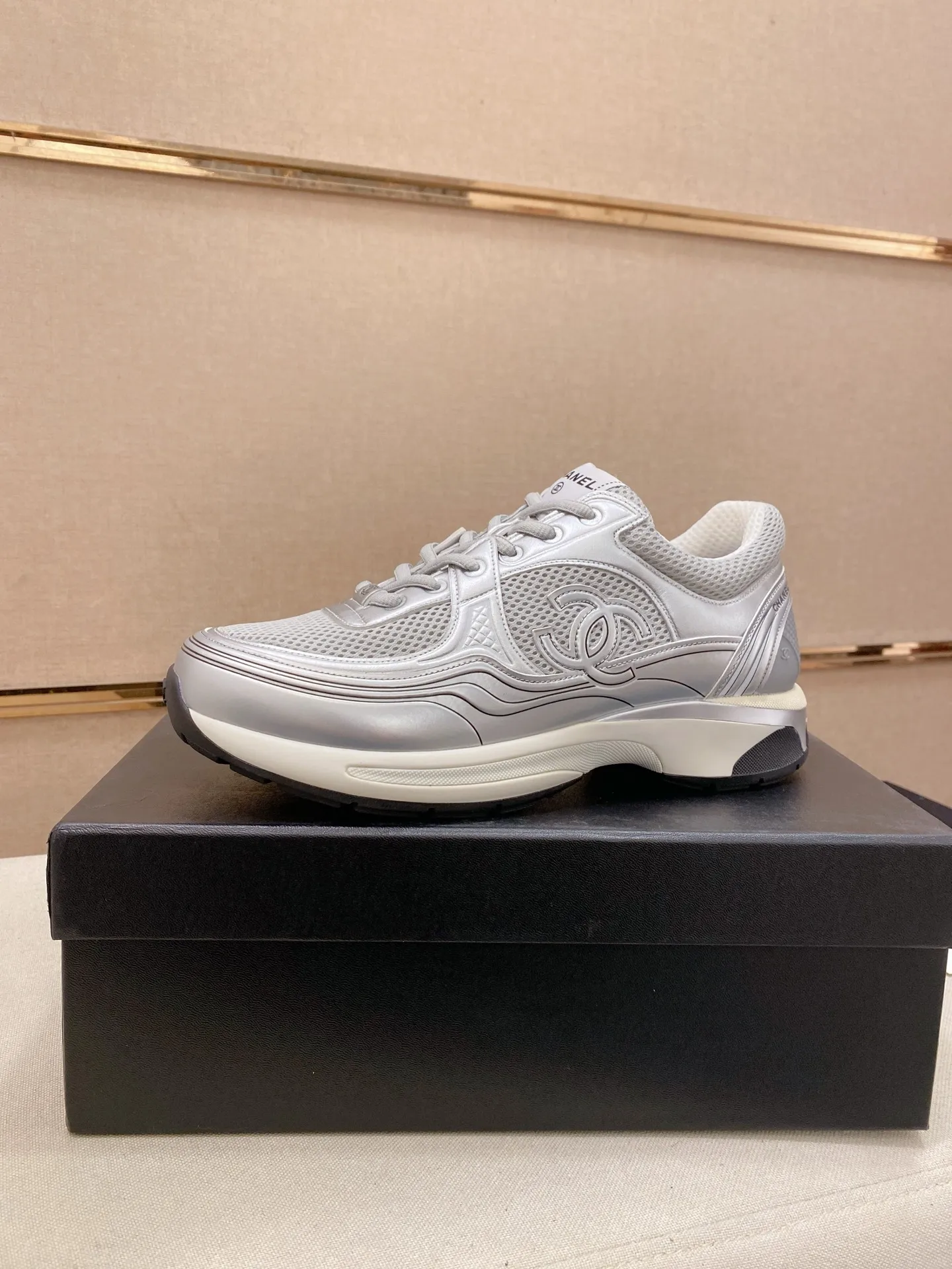 Factory price: 620💰 Chanel Chanel - 2026 counter top casual sports shoes This classic design; the upper is electro-embroidered with a variety of techniques; the outsole is fashionable and sporty; the extraordinary inclusion of a variety of color matching elements... The diversified mix and match is very beautiful and versatile, casual, fashionable, sports and outdoor can be taken into account... ꫛꫀꪝ Go➫ Material: ❶Upper is made of: Original imported high-mercerized smooth cow suede + special anti-mesh fabric ❷Inner use: original imported breathable mesh ❸Outsole based on: original TPU combination outsole Full set of boutique packaging for women 35–41 men 38-45